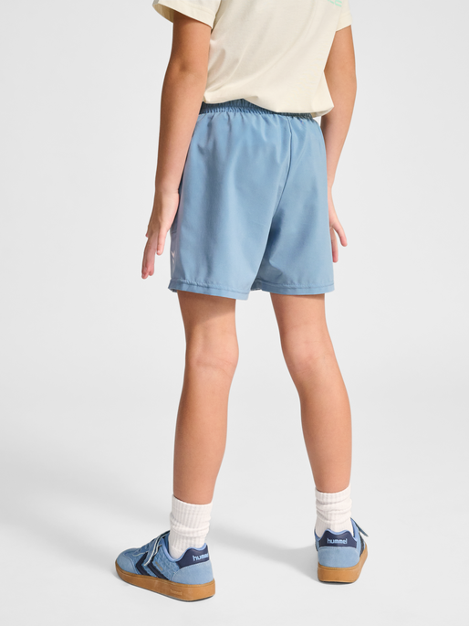 hmlJR PULSE WORKOUT SHORTS, FADED DENIM, model