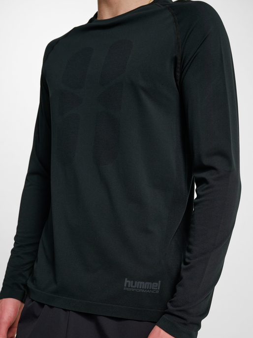 hmlHIIT SEAMLESS T-SHIRT L/S, BLACK, model