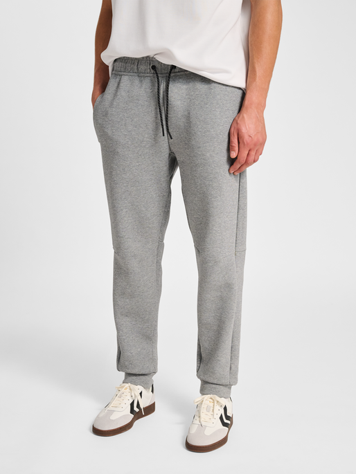 hmlTECH FLEECE REGULAR PANTS, GREY MELANGE, model