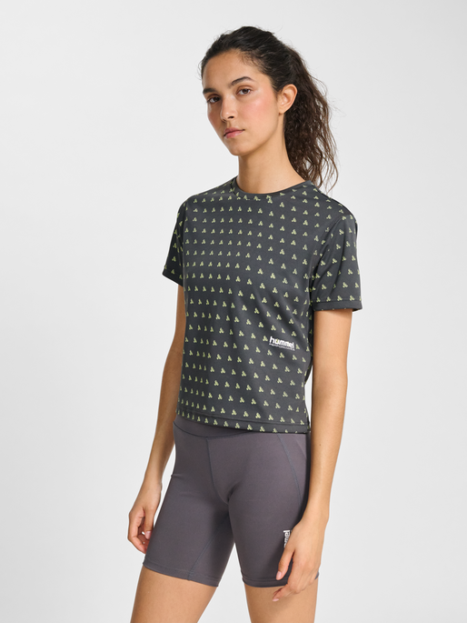 hmlPULSE AOP WORKOUT W T-SHIRT S/S, BLACKENED PEARL, model