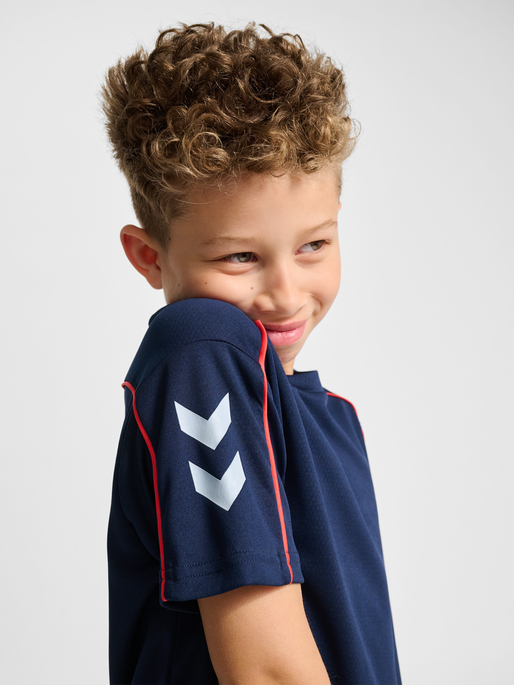 hmlJR T-SHIRT S/S, DRESS BLUES, model