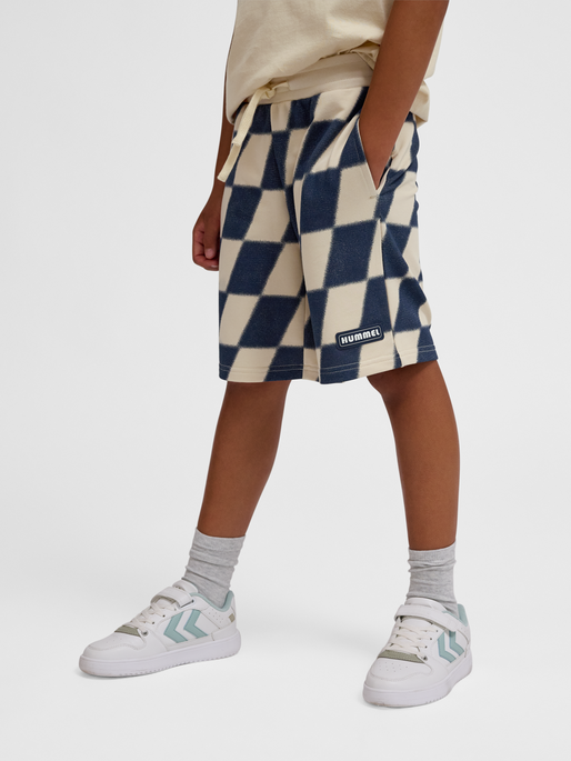 hmlPETS SHORTS, WOOD ASH, model