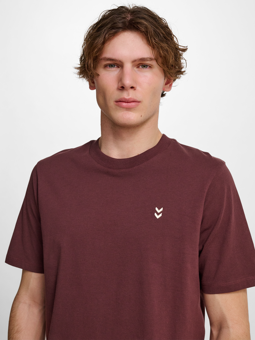 hmlPULSE T-SHIRT, FUDGE, model