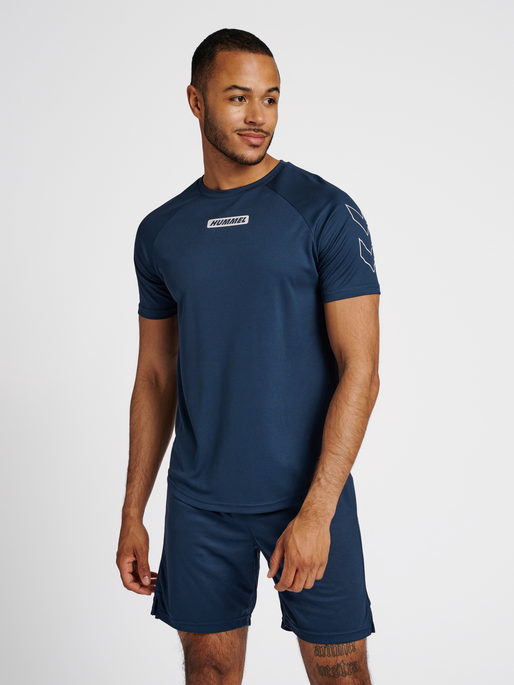 hmlTE TIHALT T-SHIRT, INSIGNIA BLUE, model