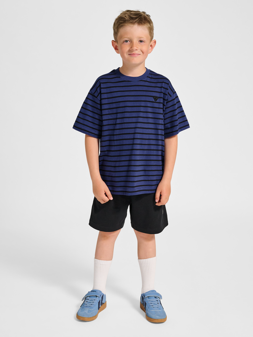 hmlJR LOOSE STRIPED T-SHIRT S/S BEE, DEEP COBALT, model