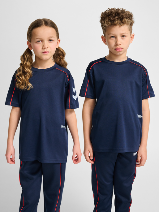hmlJR T-SHIRT S/S, DRESS BLUES, model