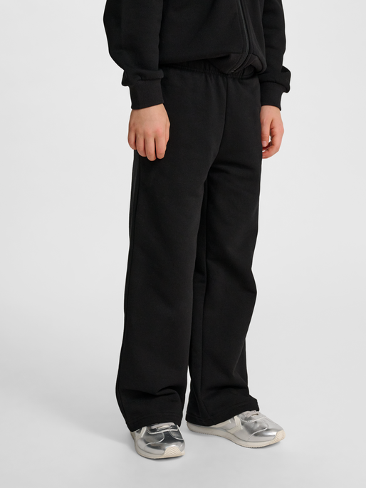 hmlJR LOOSE WL SWEATPANTS BEE, BLACK, model