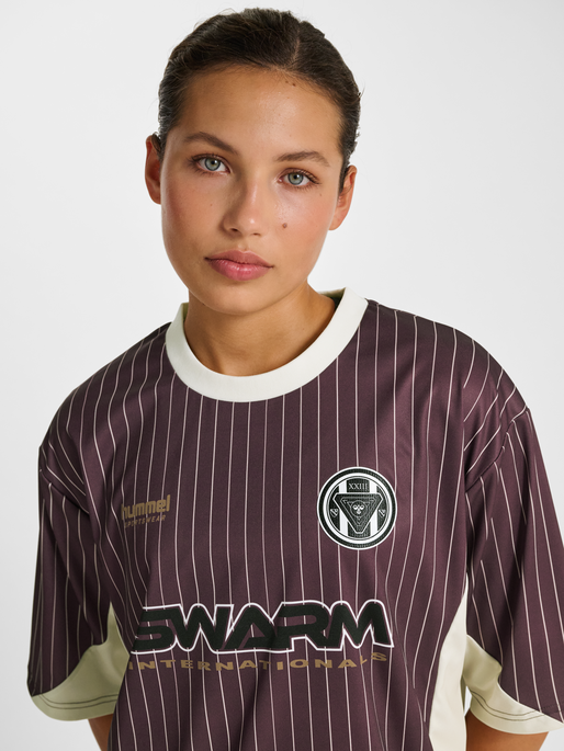 hmlLOOSE JERSEY SS STRIPE TOPSCORER, VINEYARD WINE, model