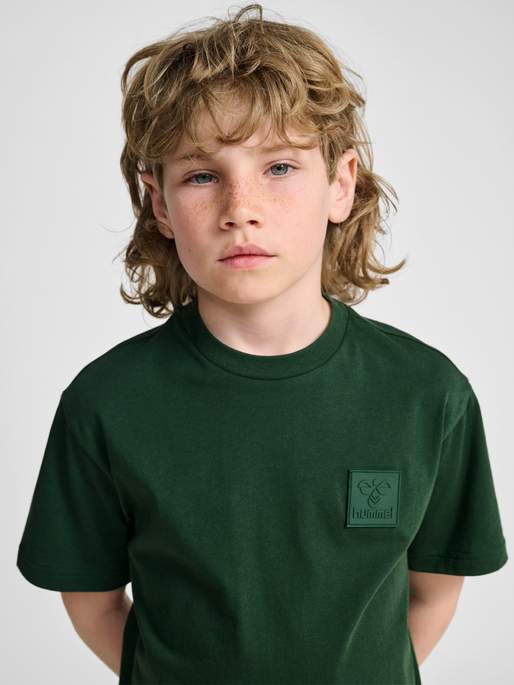 hmlCLEAN T-SHIRT S/S, DARK GREEN, model