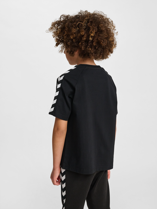 hmlJR ARCHIVE LOOSE T-SHIRT S/S, BLACK, model