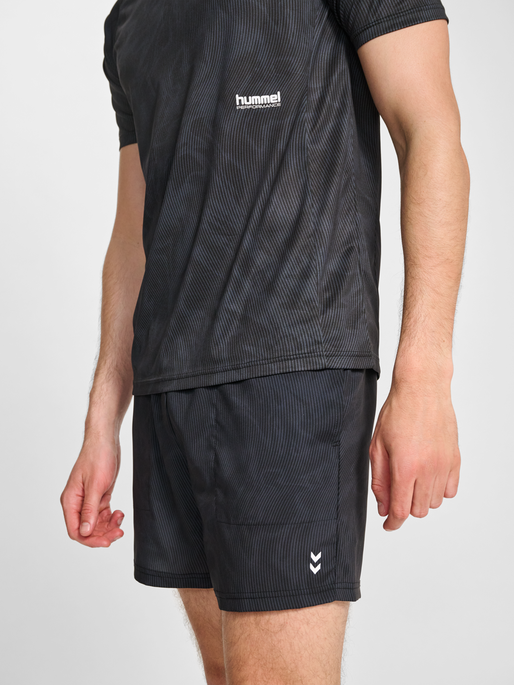 hmlPULSE AOP WORKOUT SHORTS SET, BLACK/EBONY, model