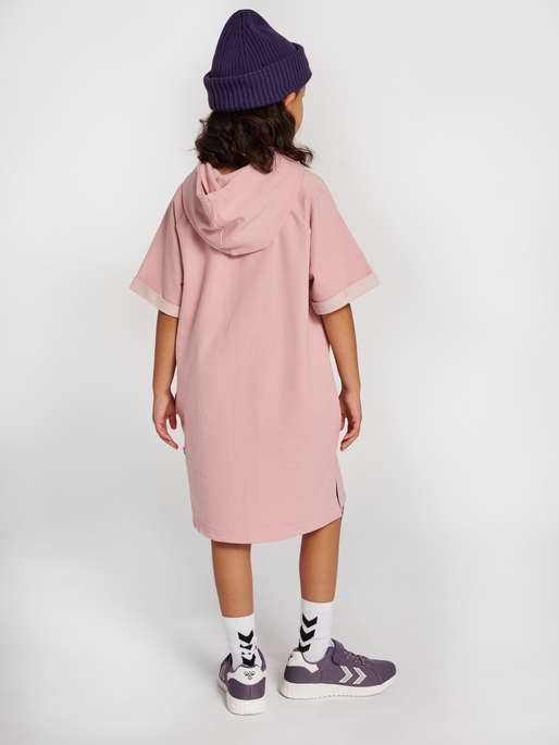 hmlNAJA HOODIE DRESS S/S, ZEPHYR, model