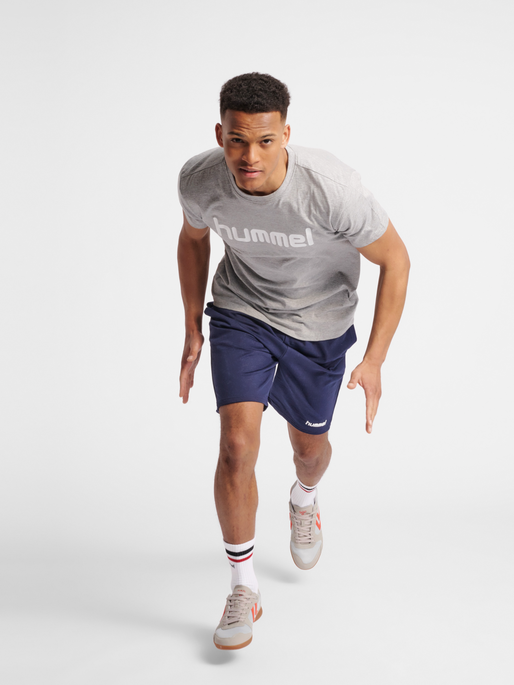 HUMMEL GO COTTON LOGO T-SHIRT S/S, GREY MELANGE, model