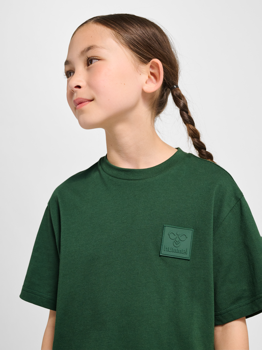 hmlCLEAN T-SHIRT S/S, DARK GREEN, model