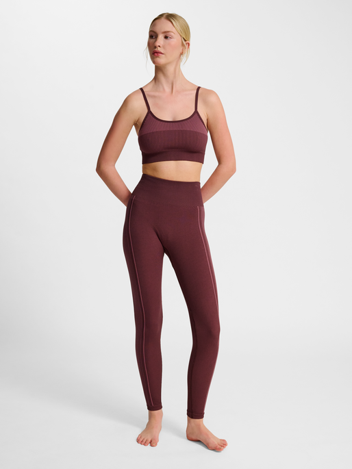 hmlYOGA SEAMLESS LOW SUPPORT BRA, FUDGE, model