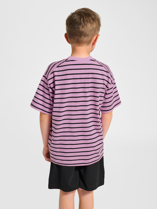hmlJR LOOSE STRIPED T-SHIRT S/S BEE, SMOKY GRAPE, model