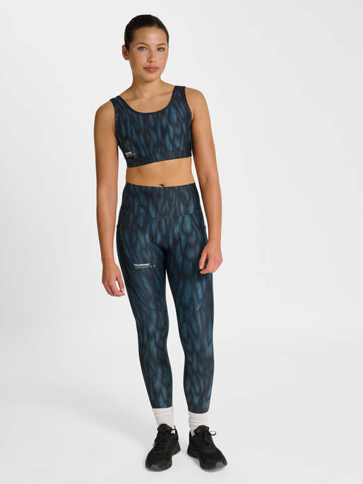 hmlHIIT AOP INTENSITY BRA, STARGAZER, model