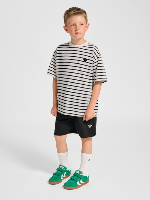 hmlJR LOOSE STRIPED T-SHIRT S/S BEE, TOFU, model