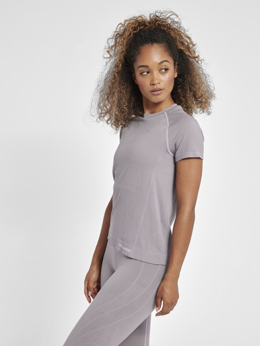 hmlMT FLOW SEAMLESS T-SHIRT, MINIMAL GRAY, model