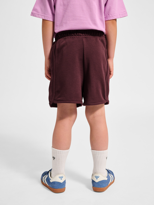 hmlJR LOOSE UNI SHORTS, VINEYARD WINE, model