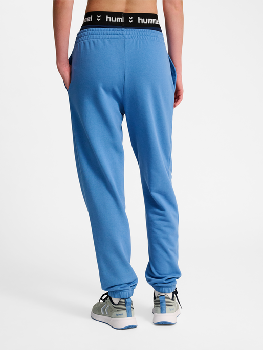 hmlPULSE W SWEAT PANTS, RIVERSIDE, model