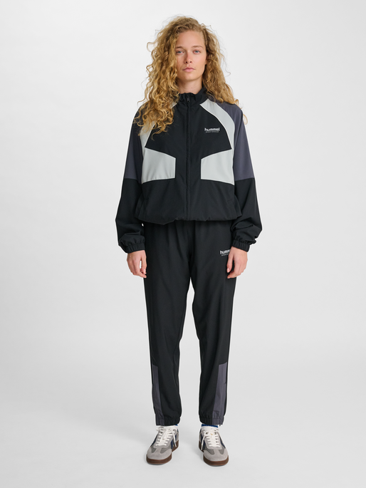 hmlLOOSE TRACK PANTS SPORTSWEAR, BLACK, model