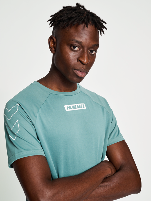 hmlTE TOPAZ T-SHIRT, NORTH ATLANTIC, model