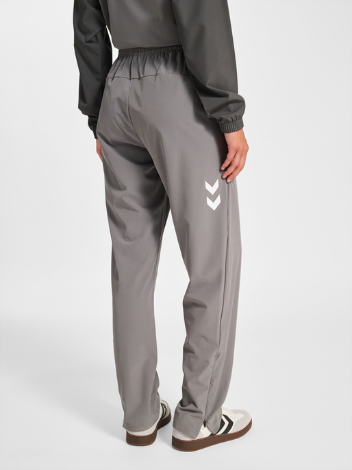 hmlLEAD 2.0 WOVEN PANTS, STEEL GRAY, model