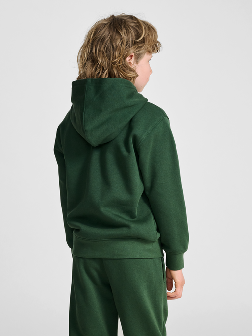hmlCLEAN HOODIE, DARK GREEN, model