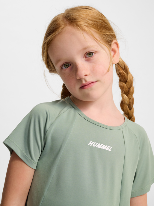 hmlLUNA TOP S/S, ICEBERG GREEN, model