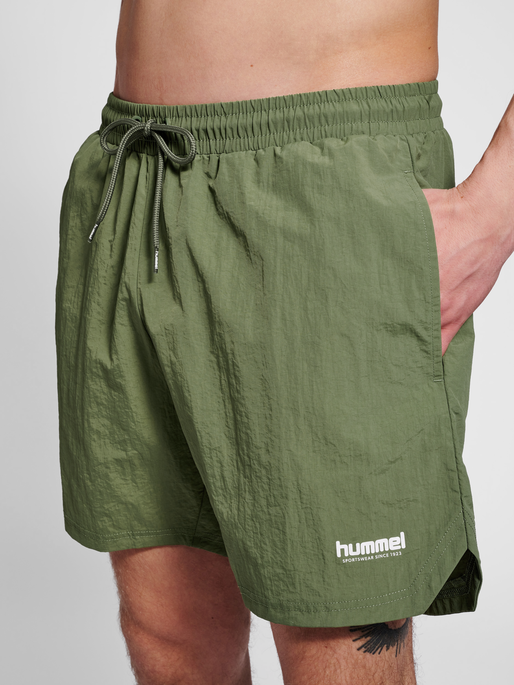 hmlLGC TRAVIS WOVEN SHORTS, FOUR LEAF CLOVER, model
