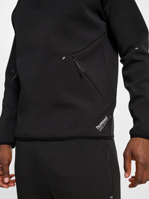 hmlTECH FLEECE HALFZIP, BLACK, model