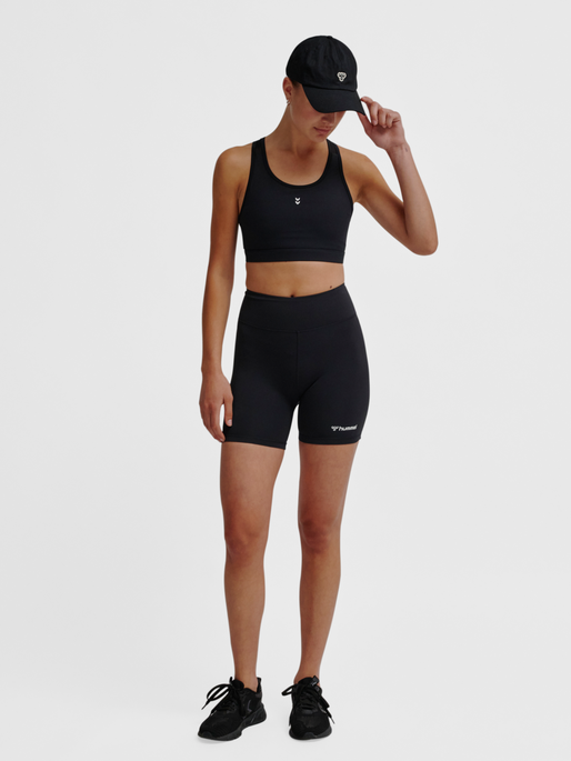 hmlMT ACTIVE HW TIGHT SHORTS, BLACK, model
