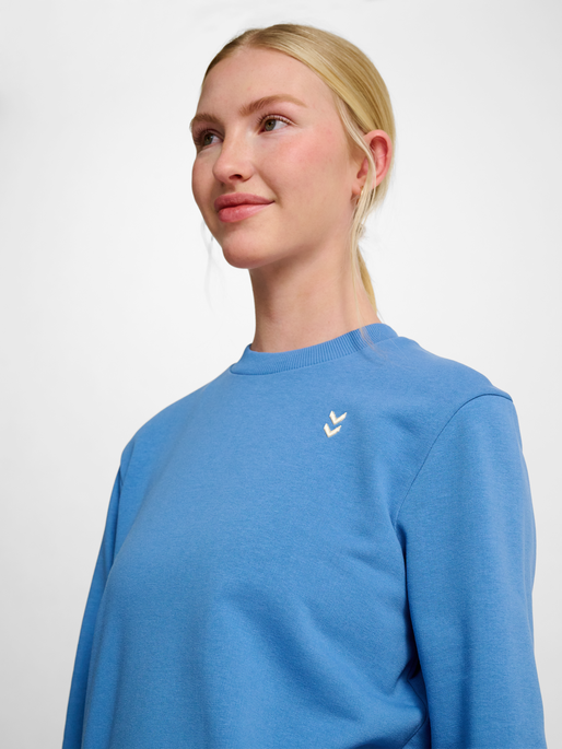 hmlPULSE W SWEAT CREWNECK, RIVERSIDE, model