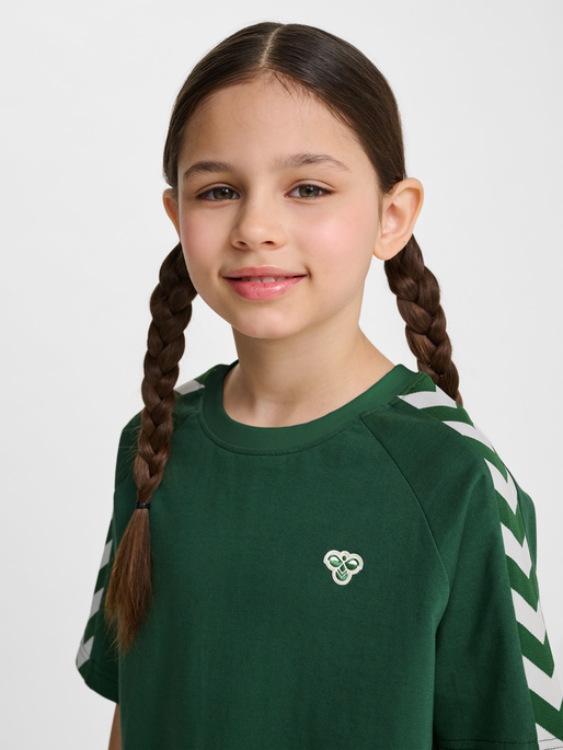 hmlJR ARCHIVE LOOSE T-SHIRT S/S, DARK GREEN, model