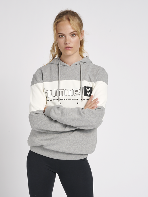 hmlLGC MUSA HOODIE, GREY MELANGE, model