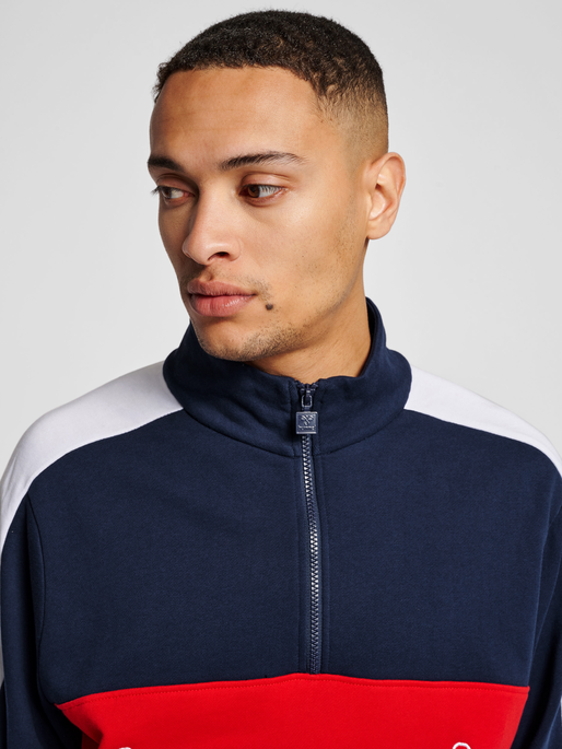 hmlIC CLAUDE HALF ZIP SWEATSHIRT, PEACOAT, model