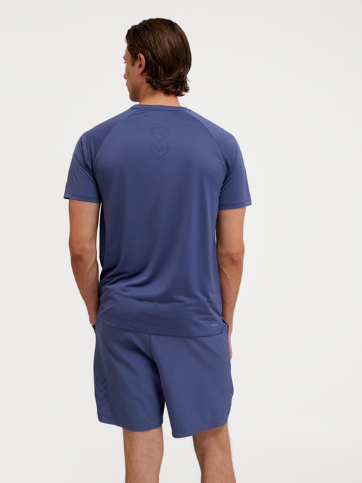 hmlCOURT LIGHT WEIGHT T-SHIRT, BLUE INDIGO, model