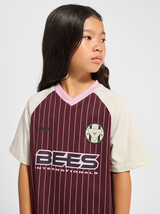 hmlJR LOOSE V-NECK BEES DRESS S/S, VINEYARD WINE, model