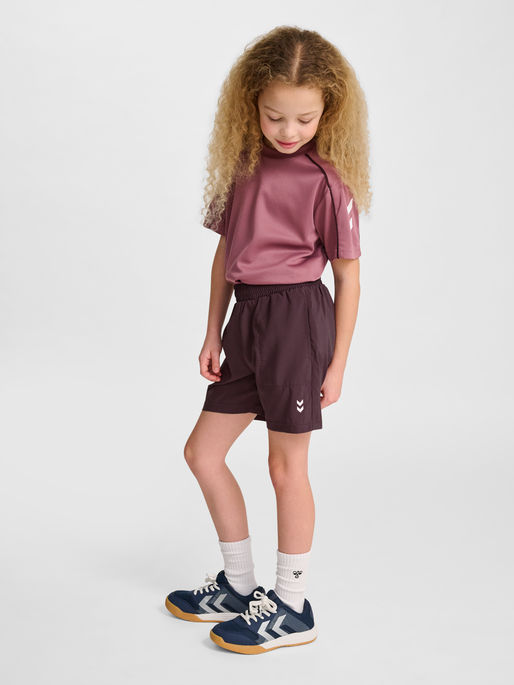 hmlJR PULSE WORKOUT SHORTS, FUDGE, model