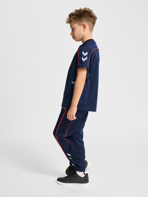 hmlJR T-SHIRT S/S, DRESS BLUES, model