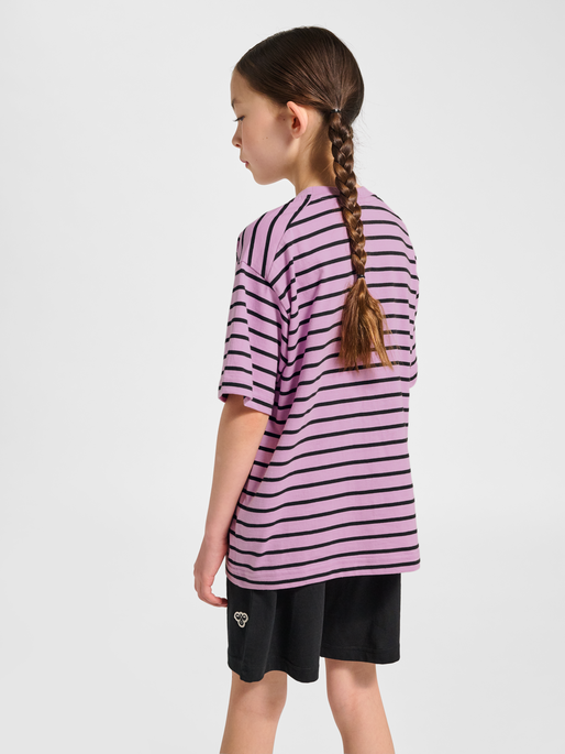 hmlJR LOOSE STRIPED T-SHIRT S/S BEE, SMOKY GRAPE, model