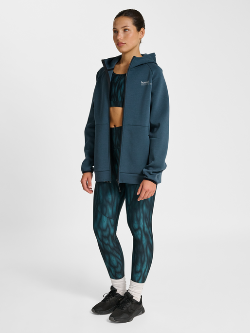 hmlTECH FLEECE REGULAR ZIP HOODIE, STARGAZER, model