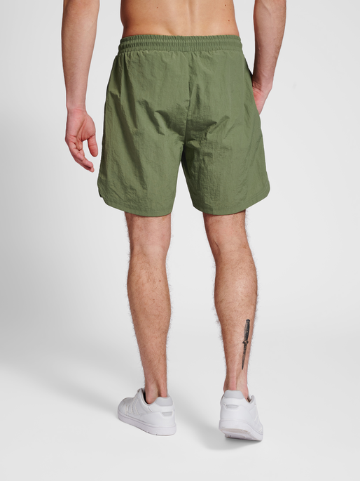hmlLGC TRAVIS WOVEN SHORTS, FOUR LEAF CLOVER, model