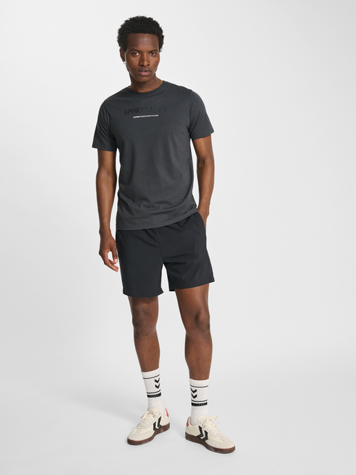hmlPULSE GRAPHIC T-SHIRT S/S, ASPHALT, model