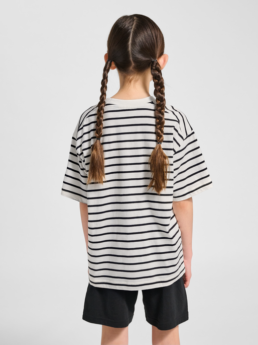 hmlJR LOOSE STRIPED T-SHIRT S/S BEE, TOFU, model