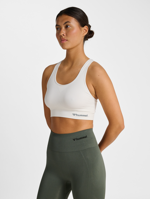 hmlTIF SEAMLESS SPORTS TOP, WHITE, model