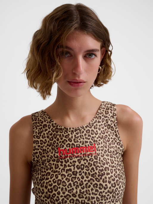 hmlFAST CROPPED TOP, BOULDER, model