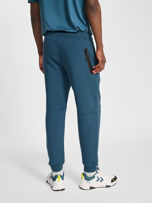 hmlTECH FLEECE REGULAR PANTS, STARGAZER, model