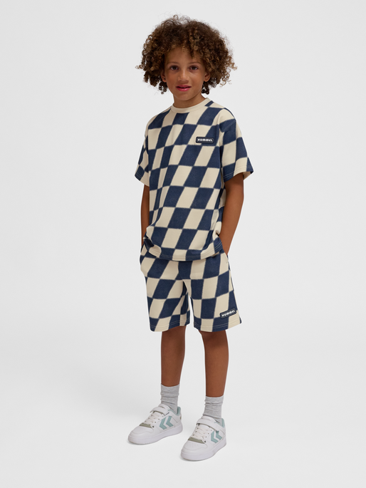 hmlPETS SWEATSHIRT S/S, WOOD ASH, model